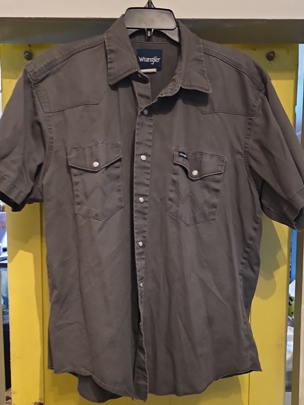 Wrangler Short-Sleeve Button-Down Shirt in Charcoal